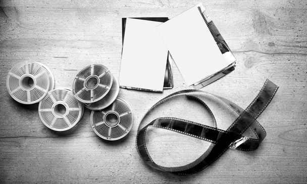 Filme fotográfico antigo sobre fundo de madeira com impressões (spa em branco
 - Foto, Imagem