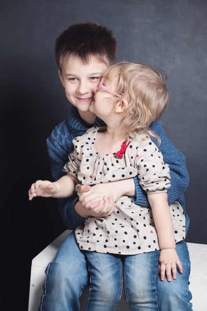 Húga megcsókolta testvére. Kis lány és egy fiú - Fotó, kép