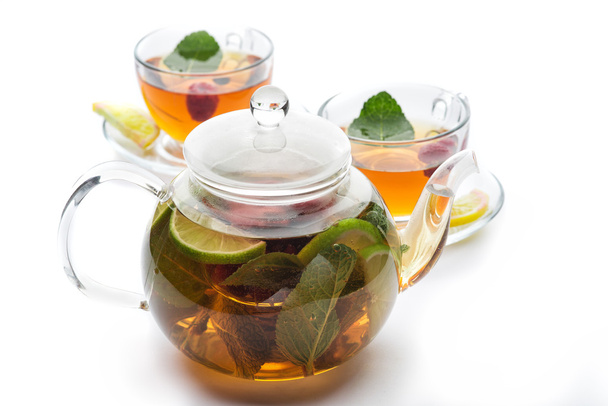 Thé aux fruits avec des feuilles de menthe dans une théière
 - Photo, image