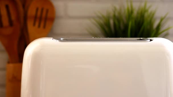 Bílý topinkovač s topinkami, vařené v kuchyni - Záběry, video