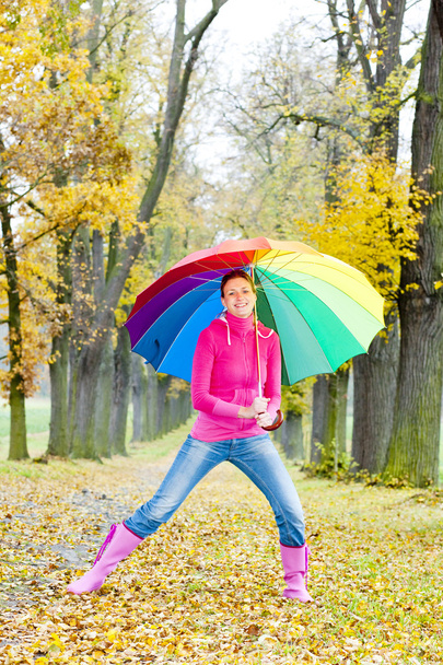 женщина с зонтиком в осеннем переулке
 - Фото, изображение