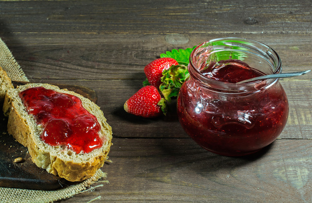 mermelada de fresa dulce en tostadas de pan casero y fresa fresca
 - Foto, Imagen