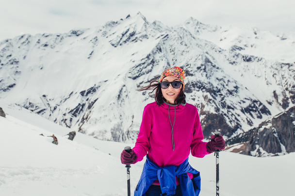 Turysta trekking na śniegu w zaśnieżonych górach Kaukazu w spring szczęśliwą kobietą - Zdjęcie, obraz