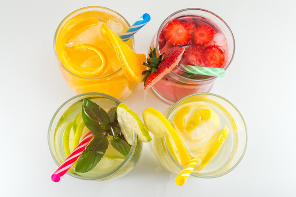 Coquetéis não alcoólicos de frutas de limão para refresco de verão
 - Foto, Imagem
