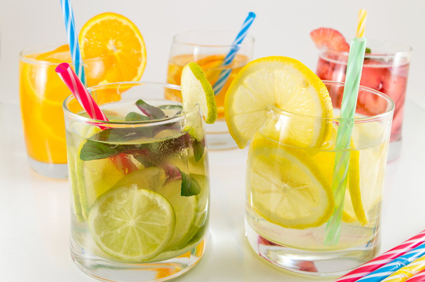 Cocteles sin alcohol de fruta de lima para refrescos de verano
 - Foto, imagen
