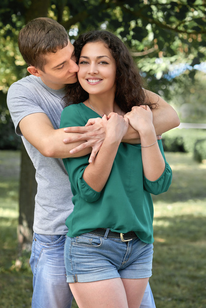 Couple romantique posant dans le parc de la ville, saison estivale, amoureux garçon et fille
 - Photo, image