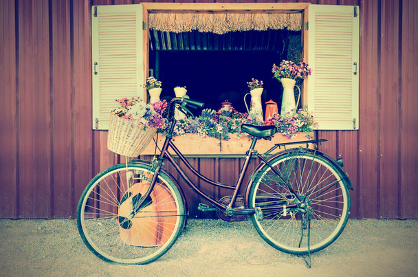 Bicicleta vieja y flores en estilo vintage
 - Foto, Imagen