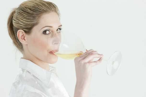 портрет молодой женщины, пьющей белое вино
 - Фото, изображение
