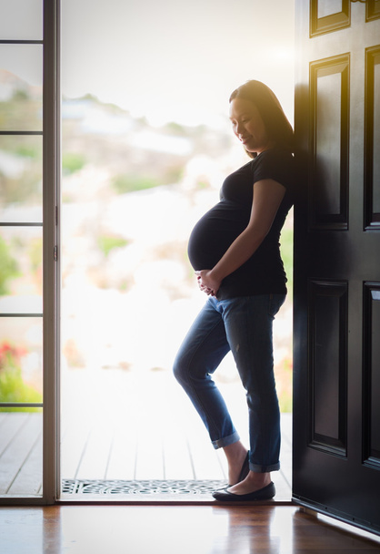 Femme enceinte chinoise debout à la porte
 - Photo, image