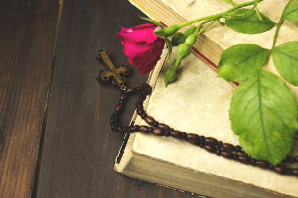 Cross Roses with books in background dope - Zdjęcie, obraz