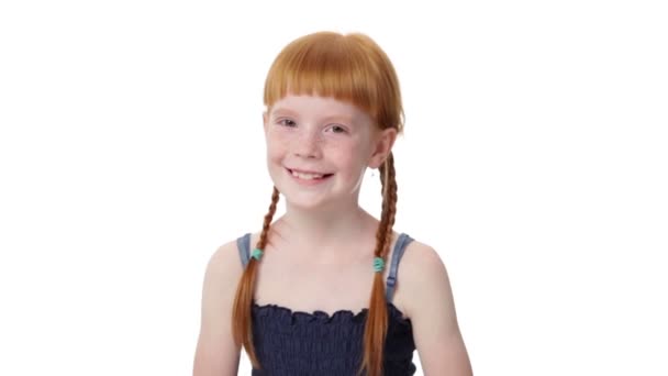 Εσωτερικη τζίντζερ κοριτσάκι coquettishly χαμογελά - Πλάνα, βίντεο
