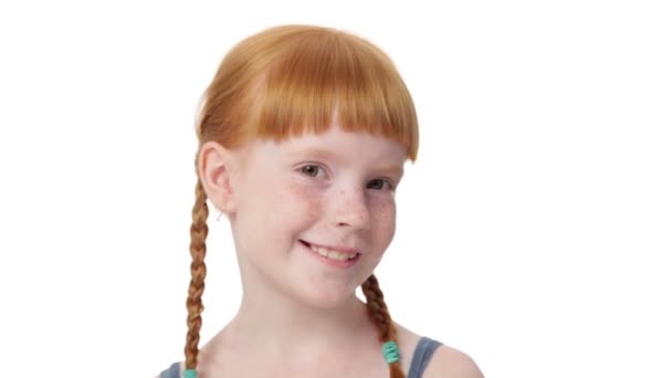 Gyömbér kislány közelről coquettishly mosolyogva - Felvétel, videó