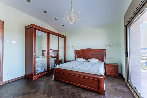 Sypialnia w klasycznym stylu. Meble luksusowe mahoniowe. Szafa w - Zdjęcie, obraz