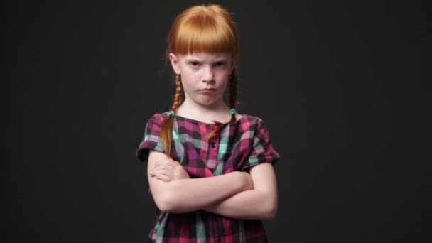 Triste fille rousse, elle a l'air mécontente et offensée
 - Séquence, vidéo