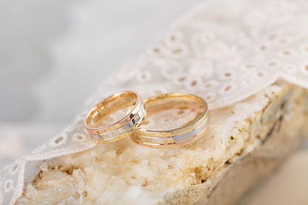 Золотые свадебные кольца - Фото, изображение