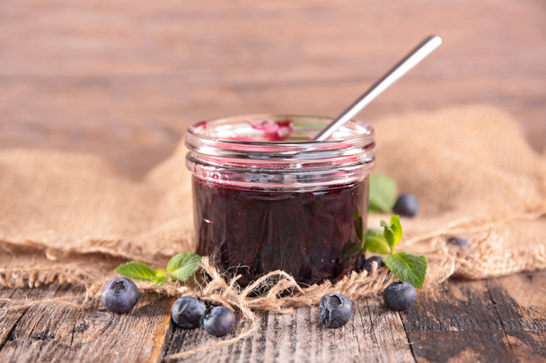 blueberry jam in jar - Foto, afbeelding