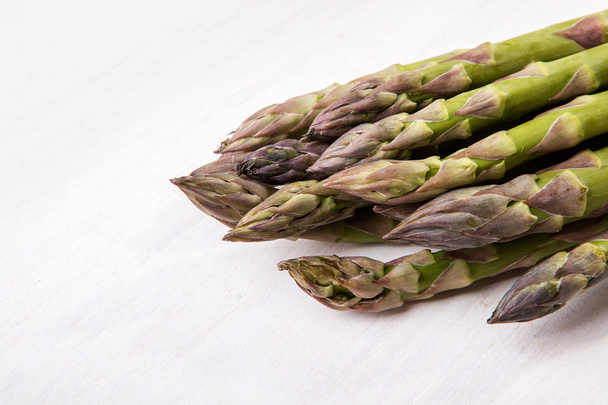 Green asparagus on the table - Φωτογραφία, εικόνα