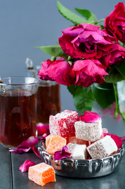vaso de té turco y rahat Delight
 - Foto, Imagen