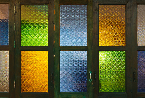 ταϊλανδέζικο στιλ πολύχρωμη, γυάλινη πόρτα - Φωτογραφία, εικόνα