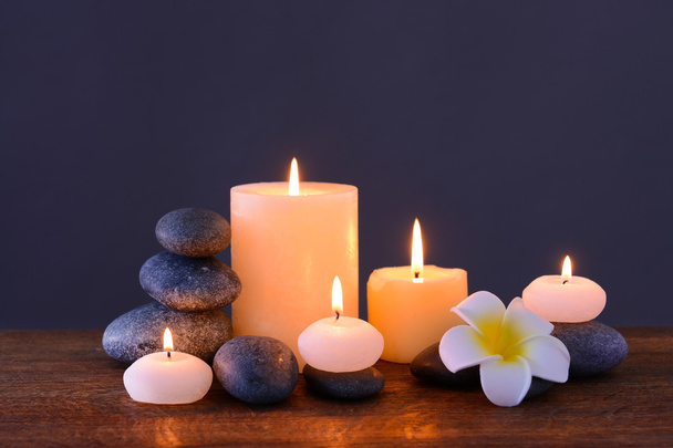 Spa kamienie z płonących świec i kwiat - Zdjęcie, obraz