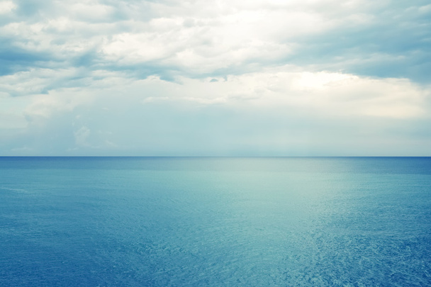 Блакитне море і хмарне небо
 - Фото, зображення