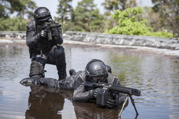Спецназівці поліцейські SWAT у воді
 - Фото, зображення