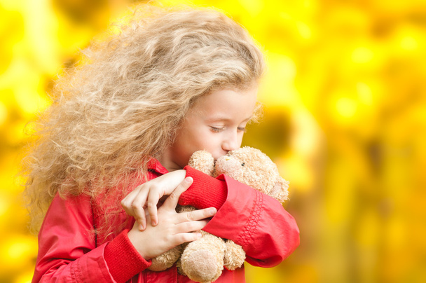 Belle petite fille avec ours en peluche
 - Photo, image