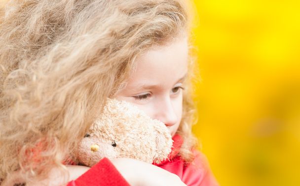 Beautiful little girl with teddy bear. - Foto, imagen