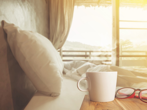 コーヒーを飲みながら素敵な朝の寝室 - 写真・画像