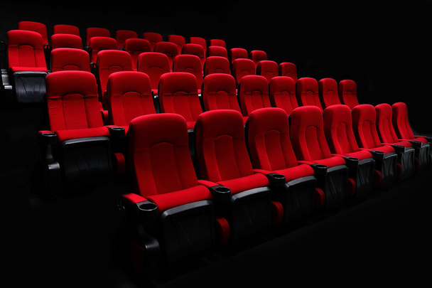 Auditorio de teatro vacío o cine con asientos rojos
 - Foto, Imagen