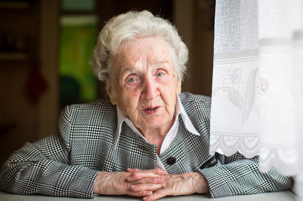 Yaşlı bir kadının portresi - Fotoğraf, Görsel