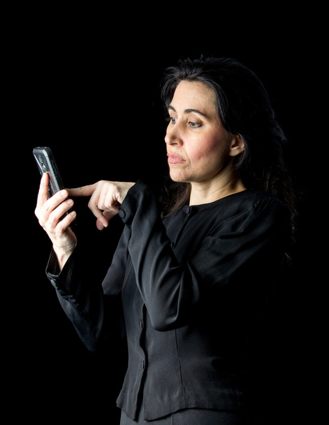 Γυναίκα με τα μαύρα που χρησιμοποιούν κινητό τηλέφωνο - Φωτογραφία, εικόνα