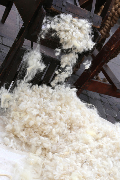 bos van gekaarde wol of wattenschijfje alleen voor vulling van matrassen - Foto, afbeelding
