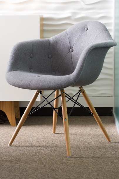 Chaise jambe bois laine grise
 - Photo, image