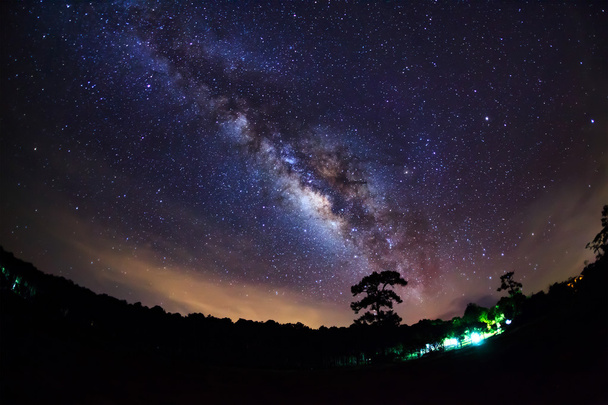hermosa milkyway en un cielo nocturno, fotografía de larga exposición, ingenio
 - Foto, imagen
