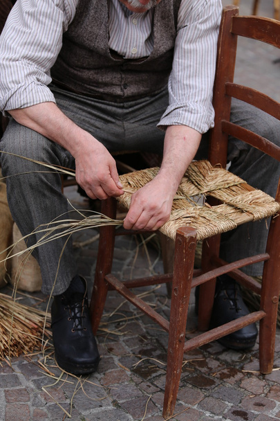 мужчина заменял стулья во время ремонта старого деревянного стула
 - Фото, изображение