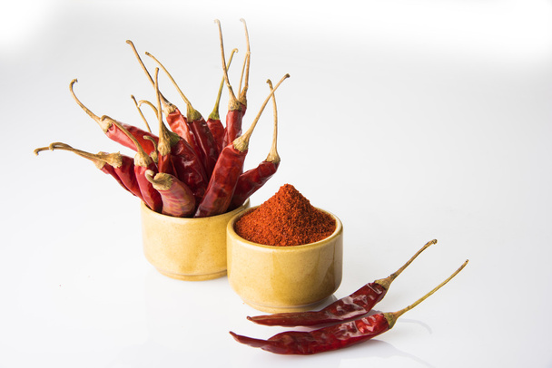 chile rojo en polvo con chiles rojos secos
 - Foto, Imagen