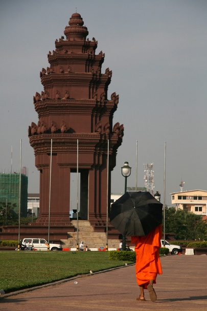Buddyjski mnich - niepodległości pomnik, phnom penh, Kambodża - Zdjęcie, obraz