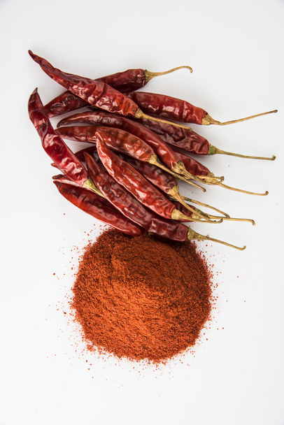 red chilli powder with red dried chillies - Φωτογραφία, εικόνα