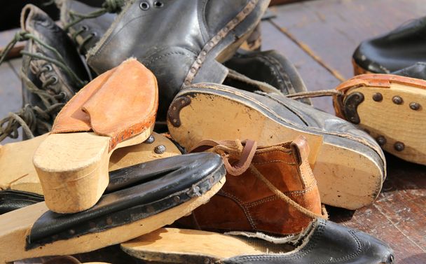 vele lederen schoenen van een straat schoenmaker - Foto, afbeelding
