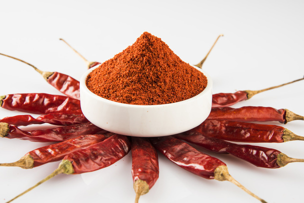 red chilli powder with red dried chillies - Foto, immagini