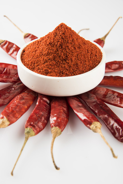 rode Spaanse peper poeder met rode gedroogde pepers - Foto, afbeelding