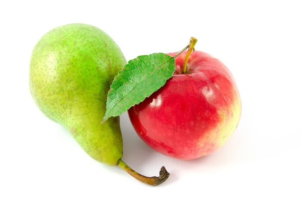 Red apple and green pear - Фото, зображення