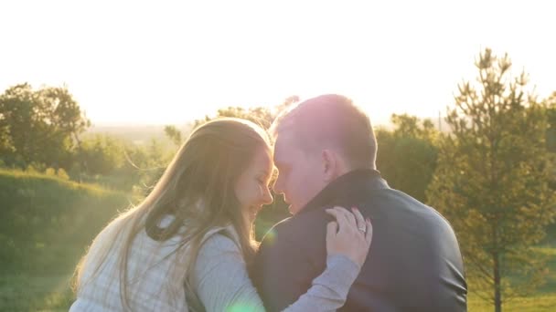 πίσω όψη του νέους ευτυχισμένο ζευγάρι που κάθεται στο ηλιοβασίλεμα - Πλάνα, βίντεο