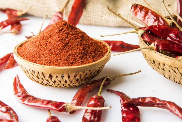 red chilli powder with red dried chillies - Foto, immagini