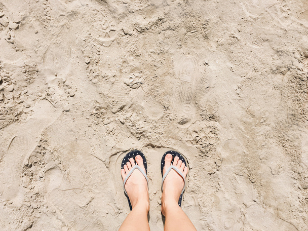 ビーチ サンダルで女性の足 - 写真・画像