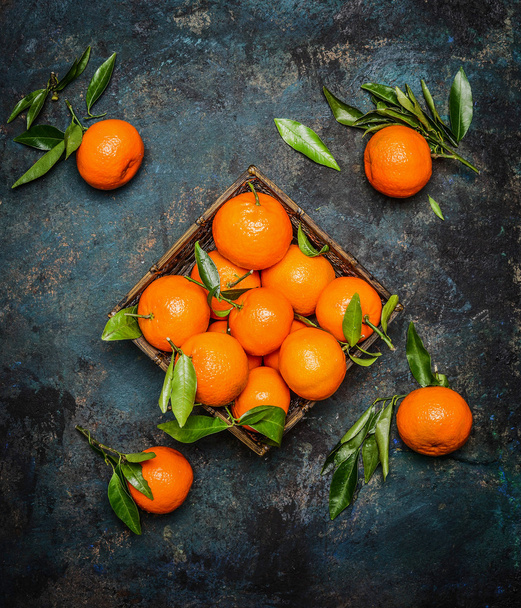 Fresh tangerines with leaves - Foto, afbeelding