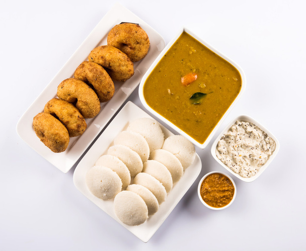 Sambar Vada & Idli z Sambar, kokos Chutney i czerwony pomidor Chutney, Indian Dish serwowane w białej płycie i miskę na białym tle - Zdjęcie, obraz