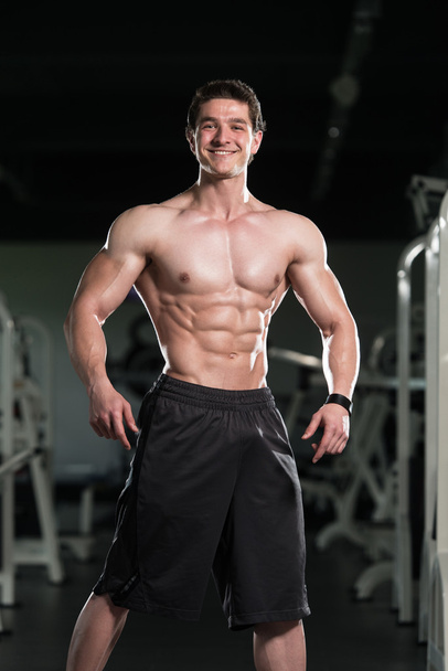 Muscular Man Flexing Muscles In Gym - Φωτογραφία, εικόνα