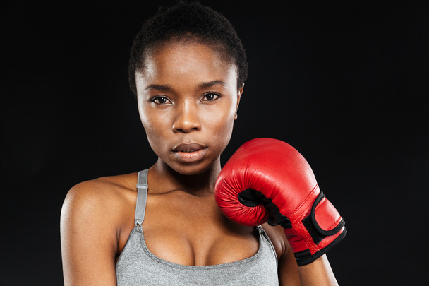 Портрет молодої спортивної жінки, що стоїть з боксерськими рукавичками
 - Фото, зображення